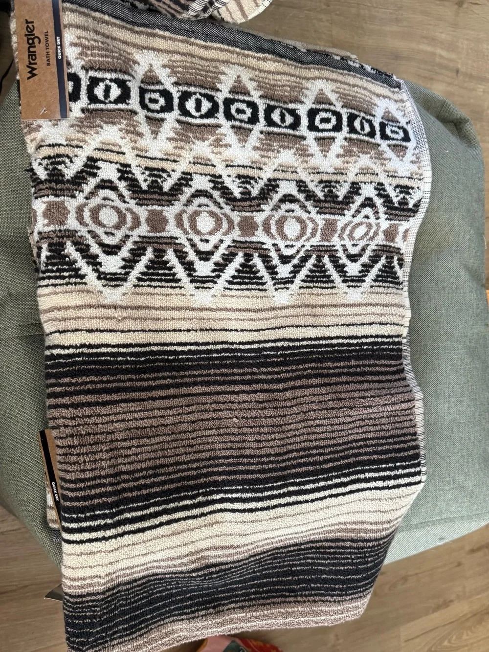 Wrangler 2 bath towels + 2pc Hand Towel Set in Cream, Brown, Black Aztec pattern